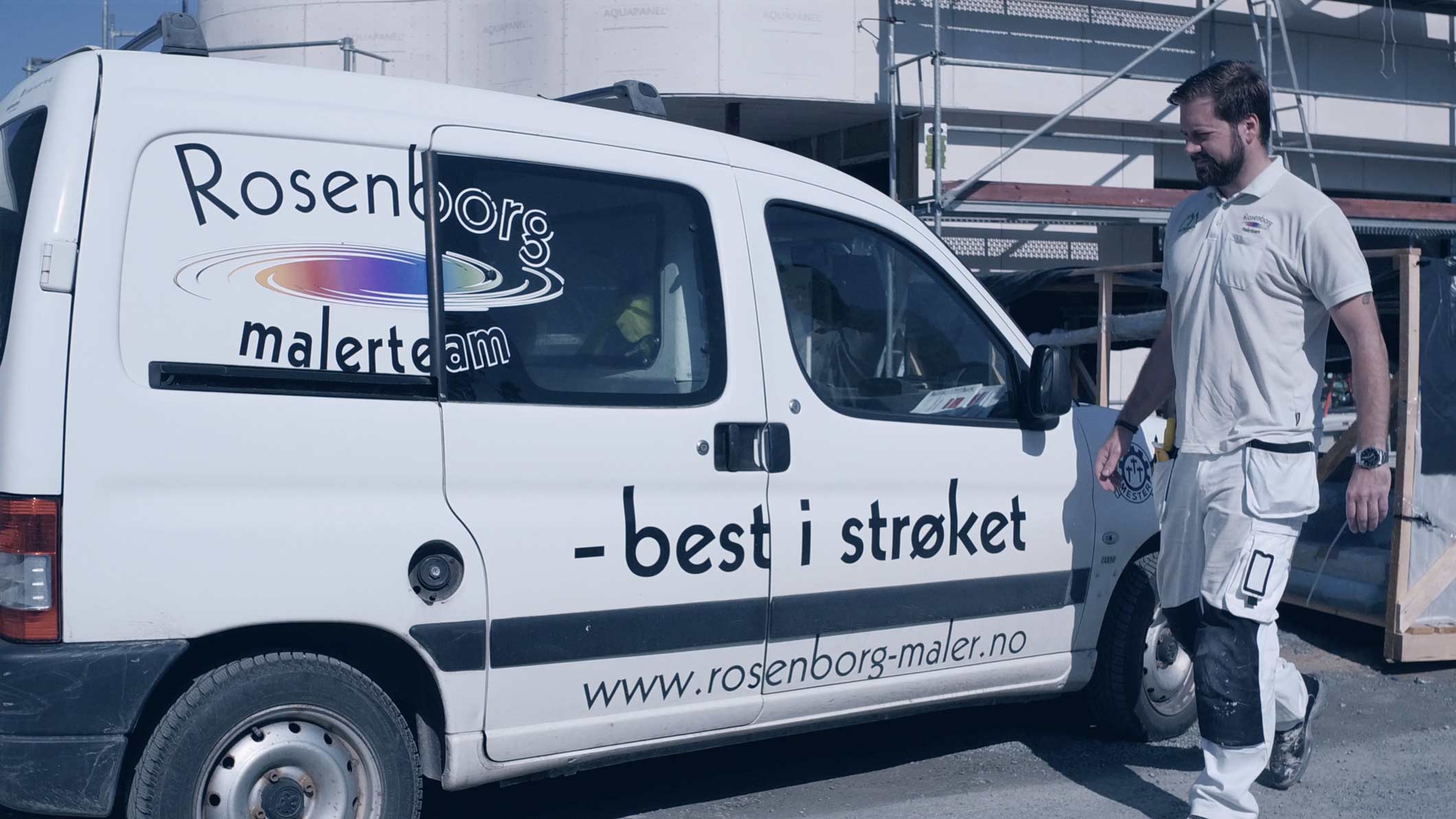 Firmabil fra Rosenborg Malerteam med slagordet «best i strøket» på en byggeplass